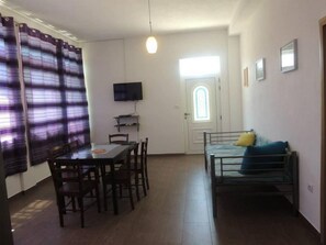 Apartment (Two Bedroom Apartment with Terrace) | In-room dining