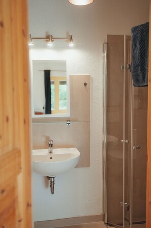 Shower, hair dryer, towels, soap - Schmiede der Wasserburg Liepen (Gielow)