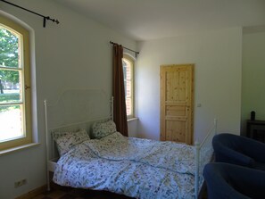 1 bedroom, travel cot, free WiFi, bed sheets