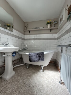 Cottage, 2 grands lits | Salle de bain | Ensemble douche/baignoire, baignoire relaxante profonde, sèche-cheveux