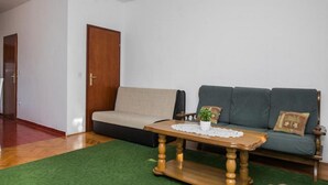 Căn hộ (Four Bedroom Apartment with Sea View ) | Phòng khách | TV 