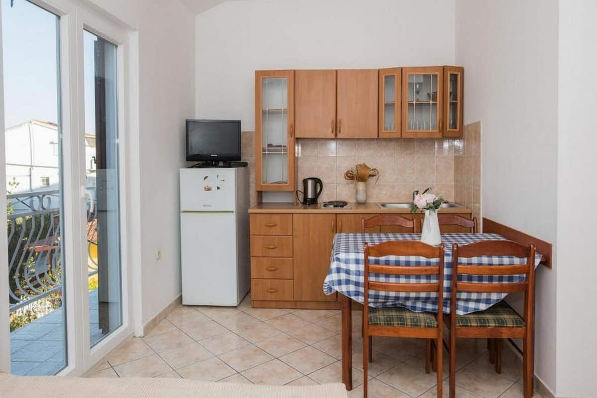 Apartment (One Bedroom Apartment with Sea View A) | Eigene Kochnische | Kühlschrank, Herdplatte, Wasserkocher, Kochgeschirr/Geschirr/Besteck