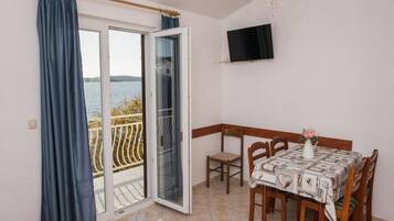 Apartment (Two Bedroom Apartment with Sea View A) | In-room dining
