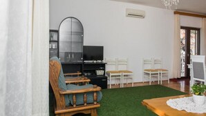 Căn hộ (Four Bedroom Apartment with Sea View ) | Phòng khách | TV 