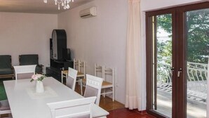 Căn hộ (Four Bedroom Apartment with Sea View ) | Khu vực ăn uống tại phòng