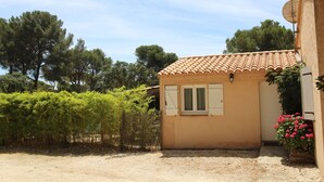A small house with a tiled roof, a door with shutters, and a satellite dish. - Auguière East, house in the heart of the vineyards (Hyères)