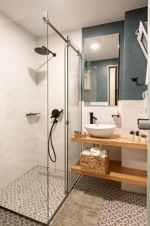 Douche, articles de toilette (gratuits), séchoir à cheveux