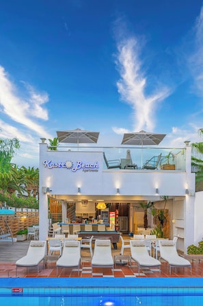Seasonal outdoor pool, open 9:00 AM to 8:00 PM, pool umbrellas - Kastro Beach Apartments (Hersonissos)