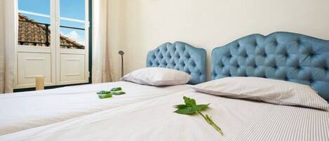 4 quartos, ferros/tábuas de passar roupa, berço de viagem