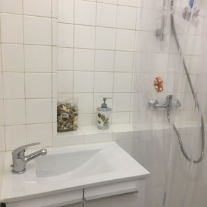 Ensemble baignoire-douche, séchoir à cheveux, bidet, serviettes fournies