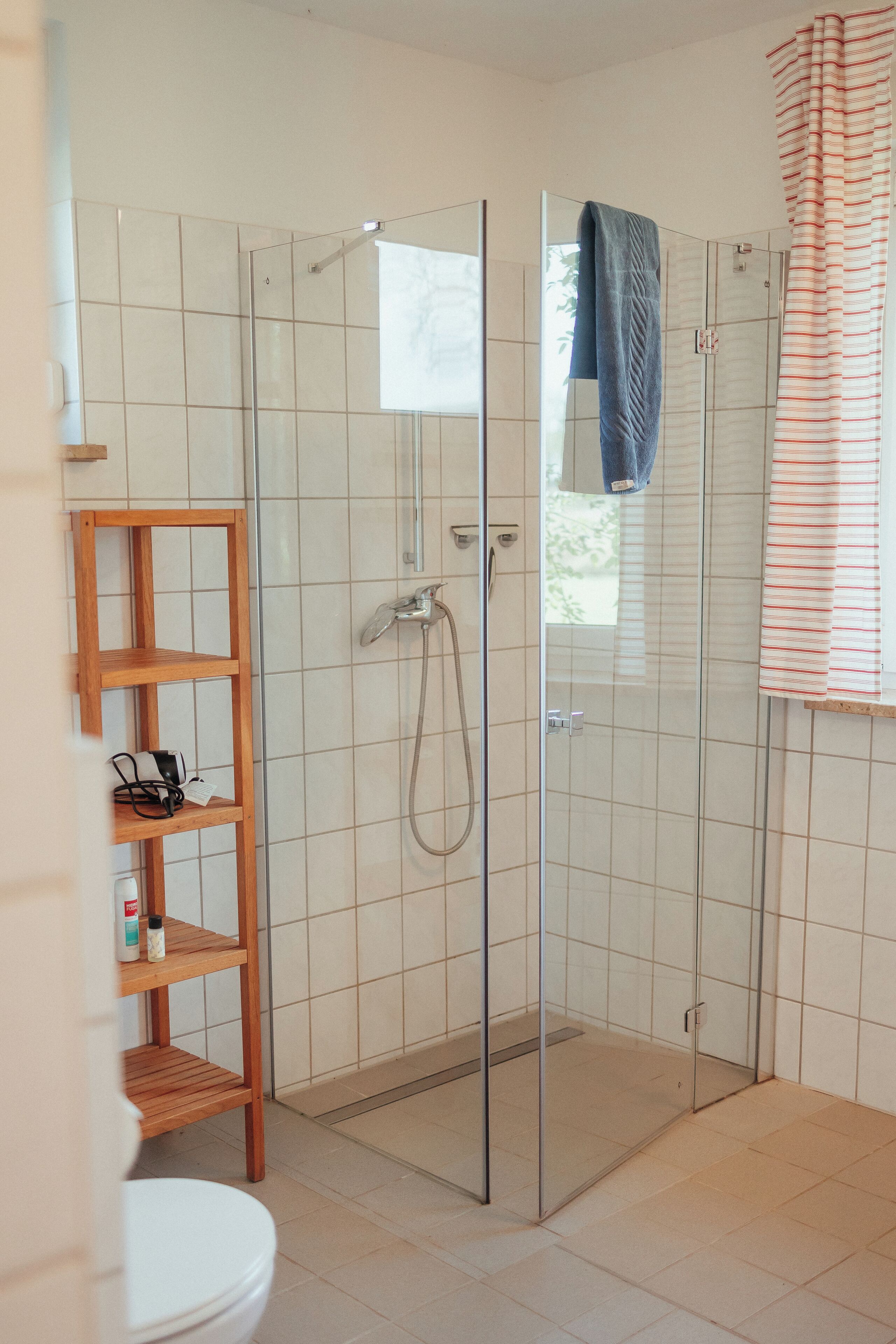 Een douche, een haardroger, handdoeken, zeep