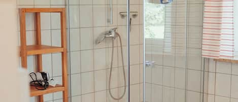 Een douche, een haardroger, handdoeken, zeep