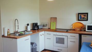 Kühlschrank, Ofen, Herdplatte, Wasserkocher mit Kaffee-/Teezubehör