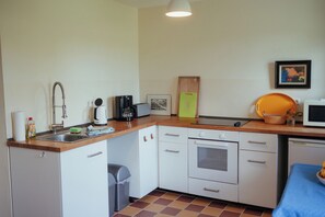 Refrigerador, horno, parrilla de estufa y cafetera y tetera 