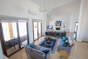 Televisión y chimenea 