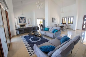 Televisión y chimenea 