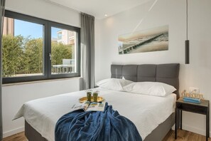 2 bedrooms, iron/ironing board, free internet