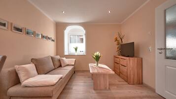 Fernseher, Tischtennisplatte, Bücher