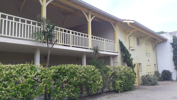 A two-story building with a balcony on the upper floor. - Résidence la Goyave (Biscarrosse de la plage)