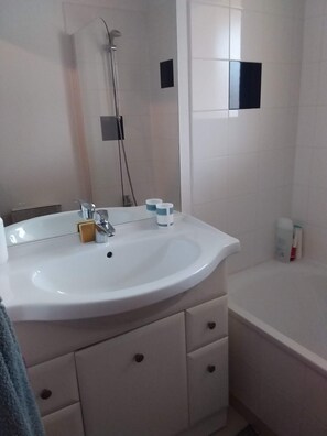 Bathtub, hair dryer, soap, toilet paper - Résidence la Goyave (Biscarrosse de la plage)