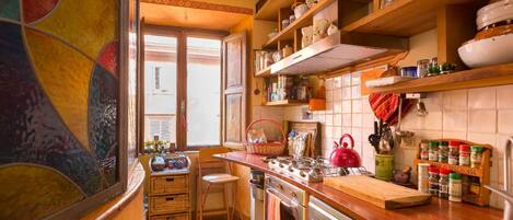 Réfrigérateur, four, lave-vaisselle, cafetière/bouilloire