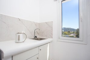 Fridge, toaster