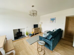 Smart TV, fireplace - Beautiful Cottage by the Bay, Isle of Islay (Portnahaven, Isle of Islay)