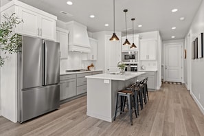 Townhome, 5 Bedrooms | Private kitchen