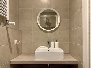Basic-Studio | Badezimmer | Haartrockner, Bidet, Handtücher
