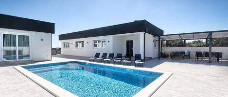 حمّام سباحة خارجي