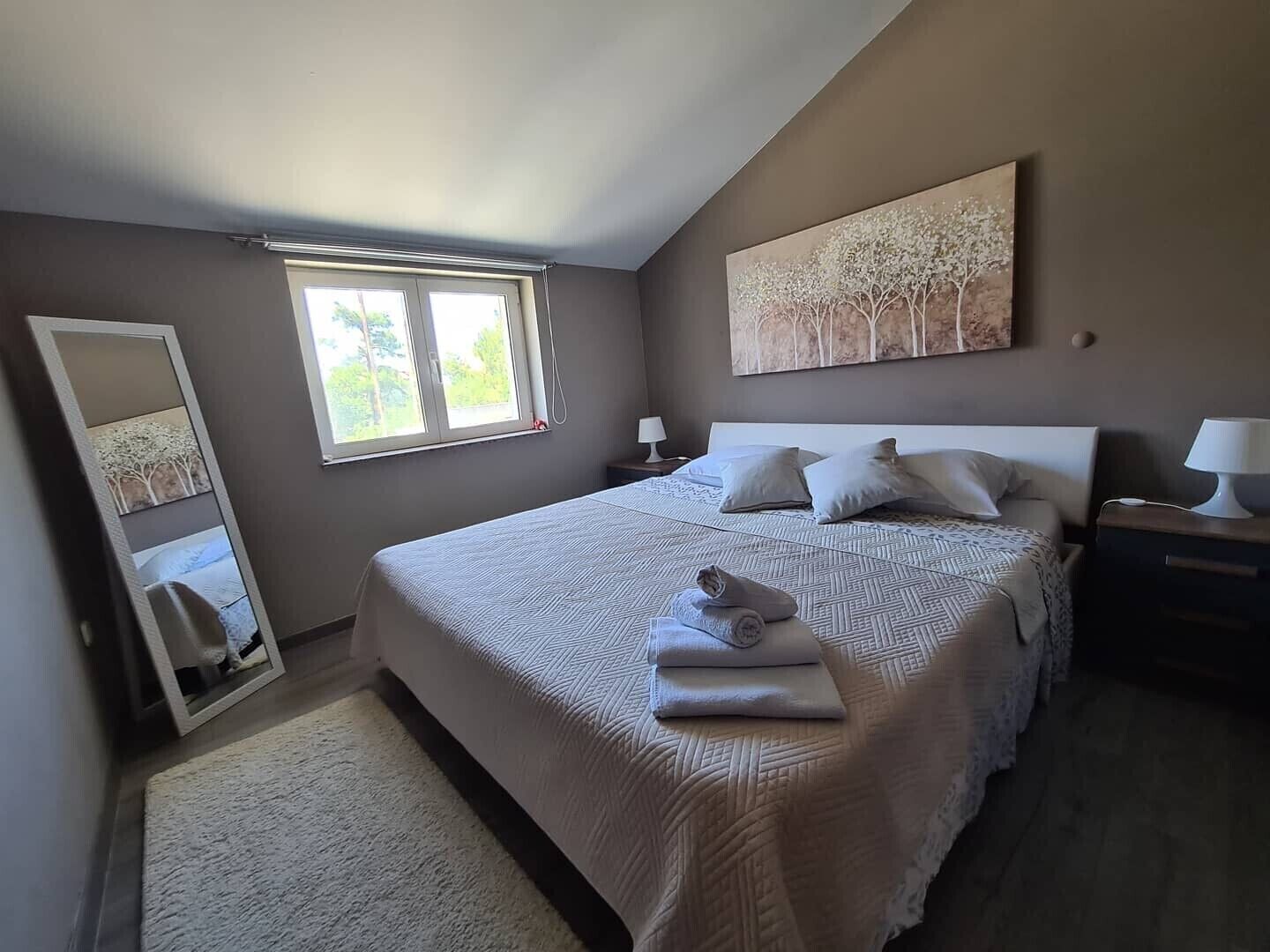 5 bedrooms, WiFi, bed sheets