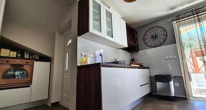 Villa JuriĆĄiÄ 10 metara od mora plaĆŸa lezaljke veliko dvoriĆĄte