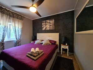 5 bedrooms, WiFi, bed sheets