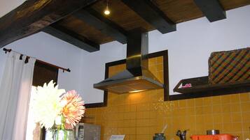 Kühlschrank, Mikrowelle, Wasserkocher mit Kaffee-/Teezubehör, Toaster