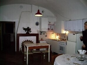 Réfrigérateur, micro-ondes, plaque de cuisson, cafetiÚre/bouilloire