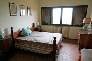 3 bedrooms, iron/ironing board, bed sheets