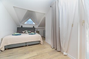 1 bedroom, iron/ironing board, free internet