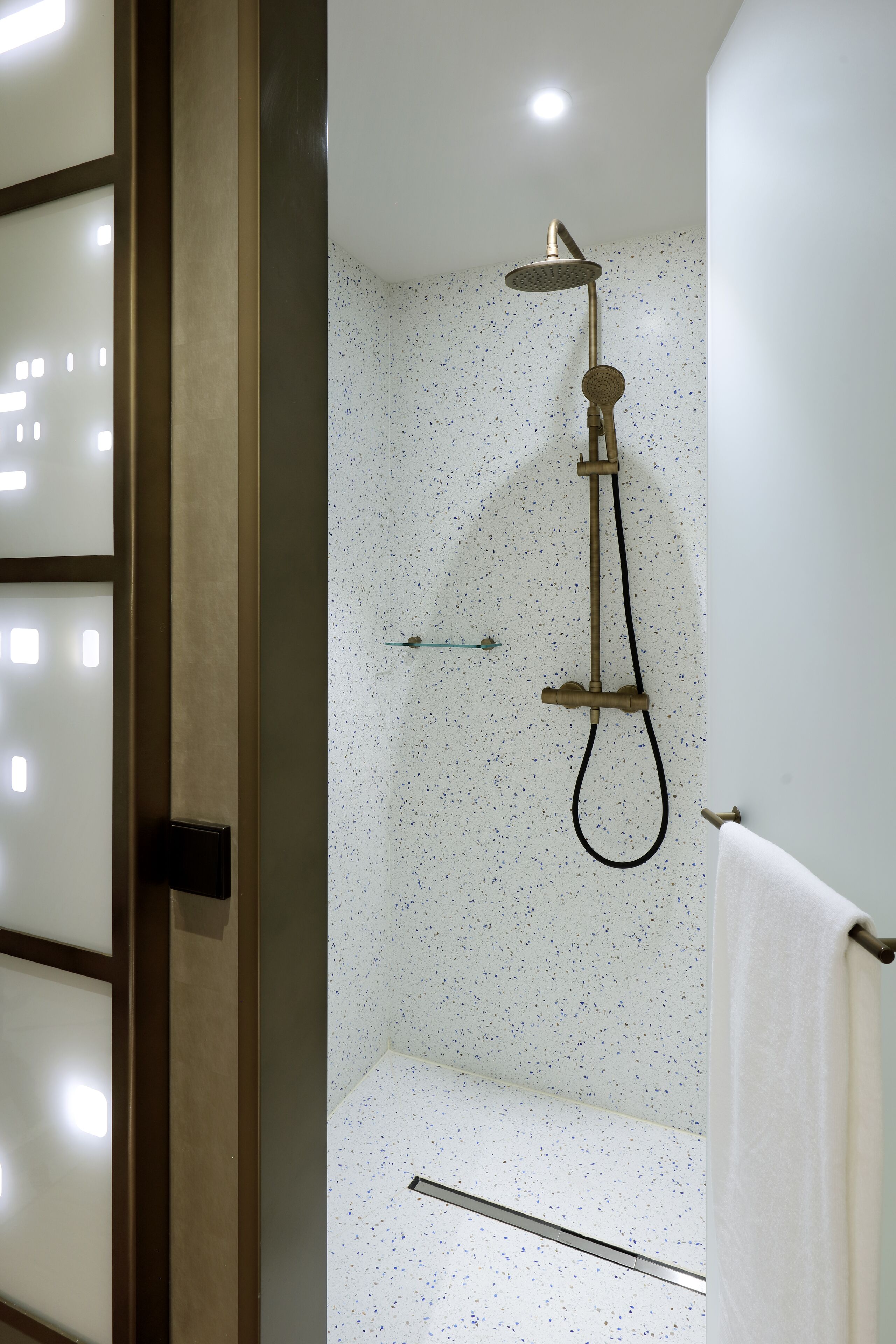 Eine moderne Dusche mit Handbrause und Duschschlauch.