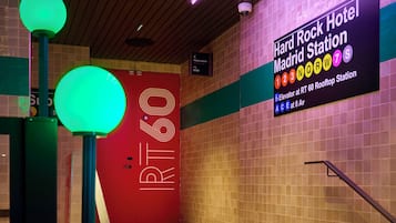 Una estación de metro con un letrero que indica Estación Hard Rock Hotel Madrid.