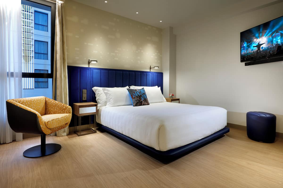 Classic Room, Mobility Accessible | 1 bedroom, down duvets, minibar, in-room safe