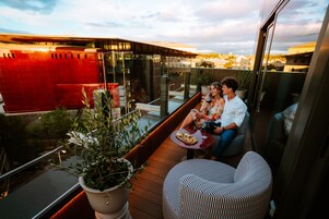 Rock Star Suite | Daunenbettdecken, Minibar, Zimmersafe, Schreibtisch