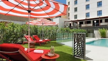 Alberca al aire libre por temporada y sombrillas en la alberca