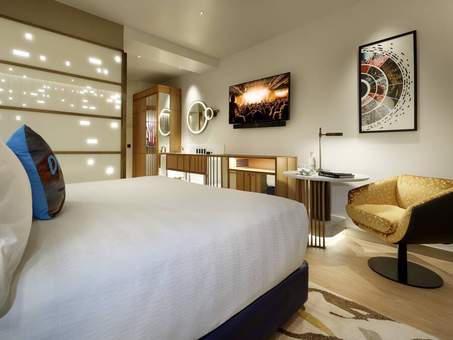 Classic Room, 1 King Bed | Down comforters, minibar, in-room safe, desk