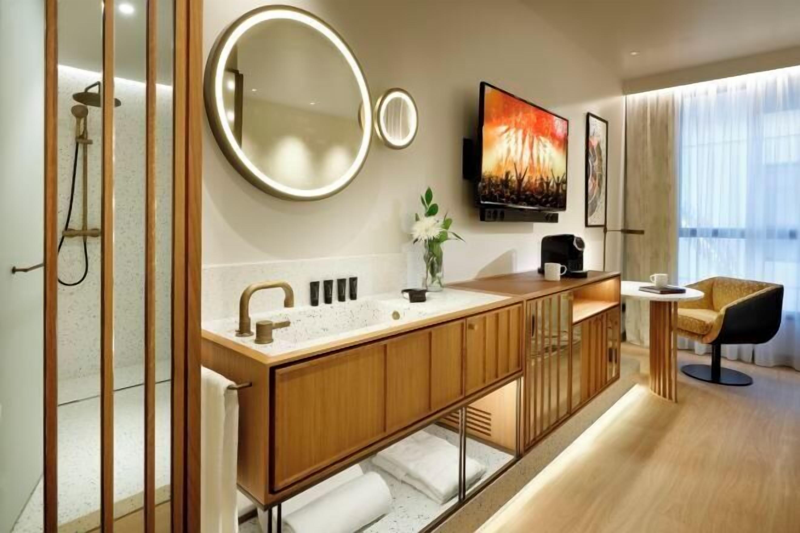 淋浴设施、大花洒淋浴喷头、免费洗浴用品、吹风机