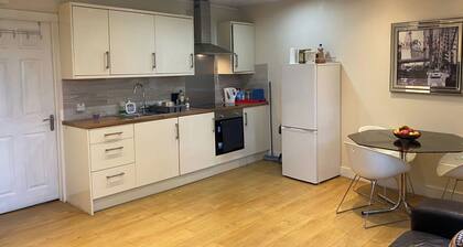 1-bed Unit 10 Minute Drive From Hellfire Caves