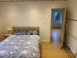 Casa | 1 dormitorio, tabla de planchar con plancha, wifi gratis y ropa de cama