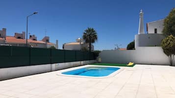 Casa, várias camas | Piscina | Piscina externa