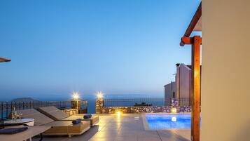 Alberca al aire libre y alberca climatizada