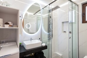Séchoir à cheveux, serviettes fournies, savon, shampooing