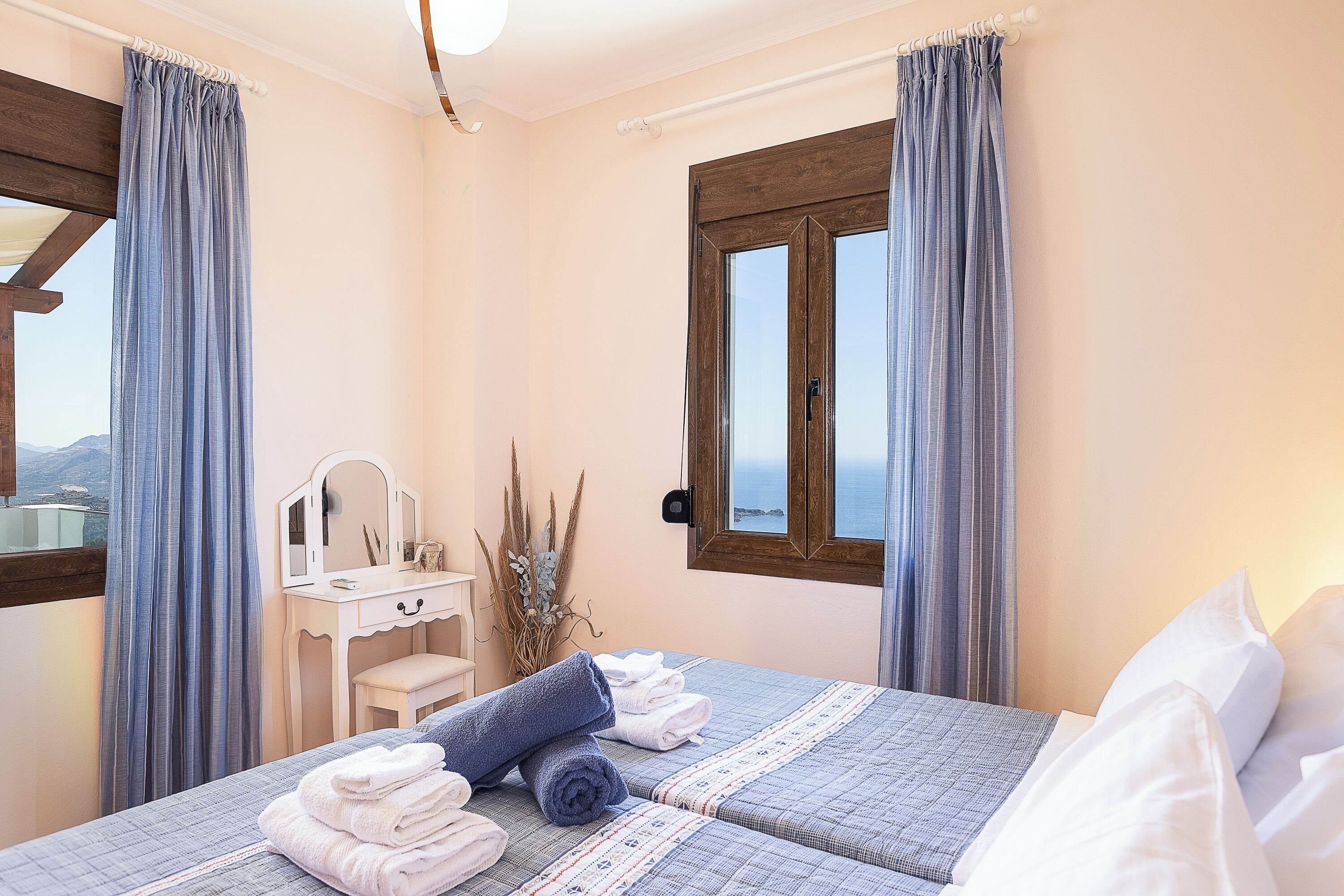 2 makuuhuonetta, tallelokero huoneessa, silitysrauta/-lauta